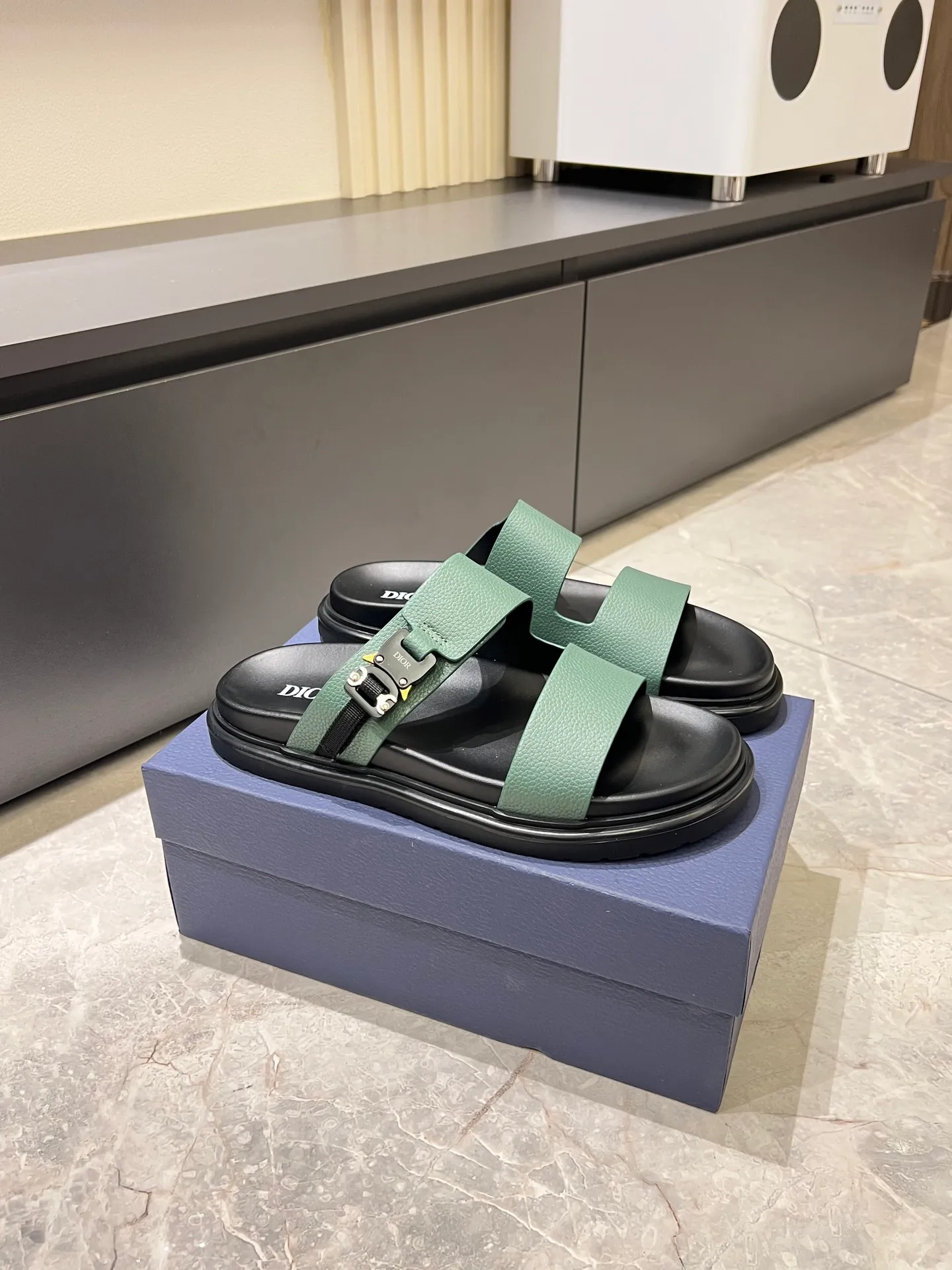 Men's Men's Shoes 💰p320 Dio* Men's Sandals Slippers. Showcasing Dior haute couture design. The Dior gray suede strap is accented with an aluminum Dior buckle for added style. Paired with a comfortable tonal notch sole, they pair easily with shorts or jeans for a sophisticated look. Main body: suede cow leather, technical fabric lining: cow leather, with adjustable straps, aluminum Dior buckle, Dior gray EVA insole, tonal notched rubber outsole splicing structure, size: 38-44 (customized at 45.46)